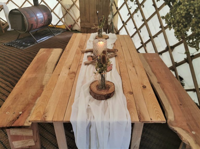 Slatted table with Woodland dressing